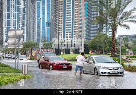 Dubai, Vereinigte Arabische Emirate, 11. Januar 2020: Überflutete Straßen von Jumeirah nach einem schweren Niedergang Stockfoto