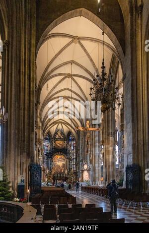 Wien, ÖSTERREICH - 30. DEZEMBER: Ein Tourist nimmt am 30. Dezember 2019 in Wien, Österreich, ein Foto des Hauptaltars des Stephansdoms auf. Stockfoto