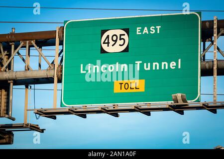 Hinweisschild zu den Lincoln Tunnel, NYC Stockfoto