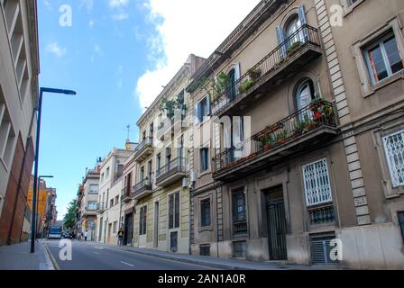 Barcelona/Spanien - September 2013: Gebäude auf der Straße von Barcelona mit schöner Architektur. Fenster, Türen, Metallverarbeitung, Lampen, Balkon Stockfoto