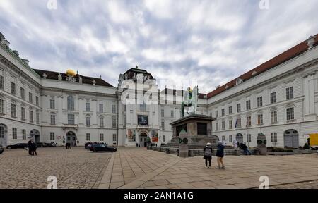 Wien, ÖSTERREICH - 30. DEZEMBER: Die Statue von Kaiser Joseph II (Auf Deutsch: Reiterstatue von Kaiser Joseph II.) ist vor der Österreichischen Nationalbibliothek (auf Deutsch: Österreichische Nationalbibliothek) am Josefinsplatz am 30. Dezember 2019 in Wien, Österreich, zu sehen. Stockfoto