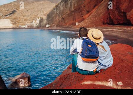 Valentinstag. Ein Paar liebt die Flitterwochen am Roten Strand auf der Insel Santorini, Griechenland. Urlaub und Reisen Stockfoto