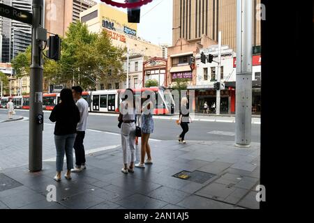 Eine Straßenszene in Sydney an der Ecke von Ultimo Straße und der George Street Stockfoto