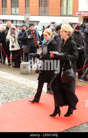 V.l. Anja Nejarri, Dorothea Schenck, Trauerfeier für Jan Fedder, St. Michaelis, Englische Planke, Hamburg, 14.01.2020 Stockfoto