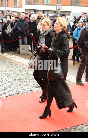 V.l. Anja Nejarri, Dorothea Schenck, Trauerfeier für Jan Fedder, St. Michaelis, Englische Planke, Hamburg, 14.01.2020 Stockfoto