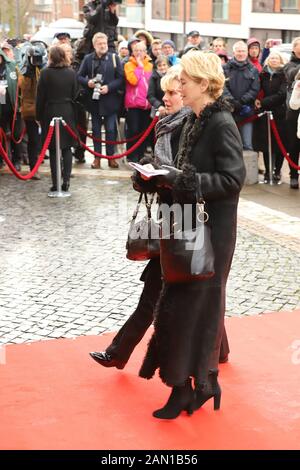 V.l. Anja Nejarri, Dorothea Schenck, Trauerfeier für Jan Fedder, St. Michaelis, Englische Planke, Hamburg, 14.01.2020 Stockfoto