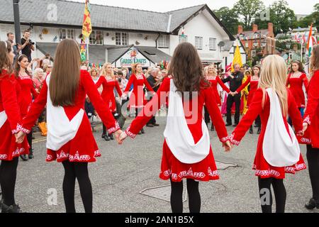 Irische weibliche Volkstänzer an der International Musical Eisteddfod street parade in Llangollen Wales Stockfoto