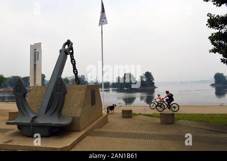 Ein Blick auf den Lake Burley Griffin in Canberra ist durch Rauch Dunst aus der Buschbrände in Australien betroffen. Stockfoto