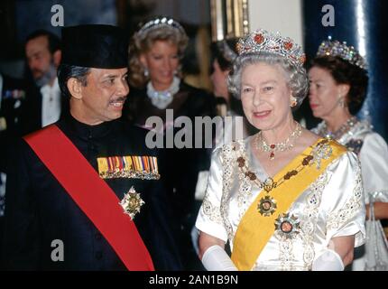 Der Sultan von Brunei und die Königin Elisabeth II. Nehmen am 19. November 1992 an einem Staatsbankett im Buckingham Palace, London, England Teil Stockfoto