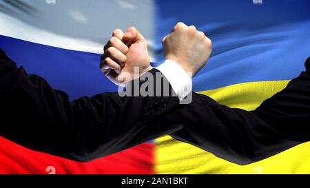 Russland vs. Ukraine Konfrontation, Interessenkonflikt, Fäuste auf Flaggenhintergrund Stockfoto