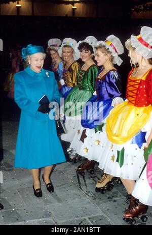 HM Queen Elizabeth II. Eröffnet die neu renovierte Liverpool Street Station, London, England, Dezember 1991 Stockfoto