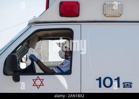 Zikim, Israel. Januar 2020. Israelische Ersthelfer setzen und bohren die Nachwirkungen eines schweren Erdbebens in einem städtischen Gebiet im Rahmen der 6. Internationalen Konferenz zur Notfallvorbereitung und -Reaktion (IPRED VI) auf der IDF-Hauptbefehlsbasis ein. Auf der Konferenz waren etwa 1.000 Nothelfer von zivilen und militärischen Organisationen aus 37 Ländern vertreten. Gutschrift: Nir Alon/Alamy Live News. Stockfoto