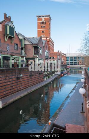 Canal führt durch den Brindley Place im Stadtzentrum von Birmingham, West Midlands, Großbritannien Stockfoto