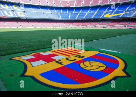 BARCELONA, SPANIEN - Juli 2013: Logo des FC Barcelona im Camp Nou Stadion. Stockfoto