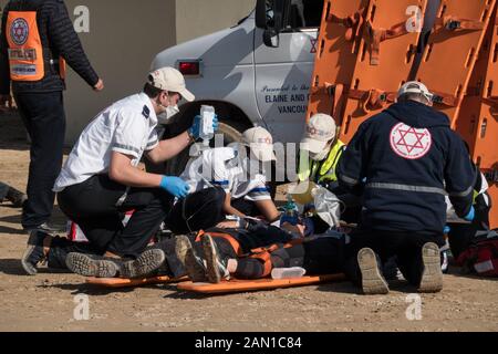 Zikim, Israel. Januar 2020. Israelische Ersthelfer setzen und bohren die Nachwirkungen eines schweren Erdbebens in einem städtischen Gebiet im Rahmen der 6. Internationalen Konferenz zur Notfallvorbereitung und -Reaktion (IPRED VI) auf der IDF-Hauptbefehlsbasis ein. Auf der Konferenz waren etwa 1.000 Nothelfer von zivilen und militärischen Organisationen aus 37 Ländern vertreten. Gutschrift: Nir Alon/Alamy Live News. Stockfoto