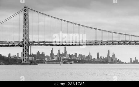 Die atemberaubende Skyline von Manhattan Island und die George Washington Bridge, New York City, Vereinigte Staaten von Amerika 2018. Stockfoto