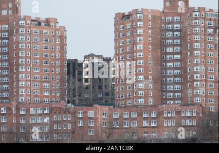 Die atemberaubende Skyline von Manhattan Island. Hudson Heights auf dem Cabrini Blvd, New York City, Vereinigte Staaten von Amerika 2018. Stockfoto