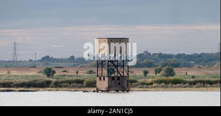 Britische Weltkrieg radarturm an der Mündung der Themse in der Nähe von Tilbury in London, England. Als Wasserturm getarnt. Stockfoto