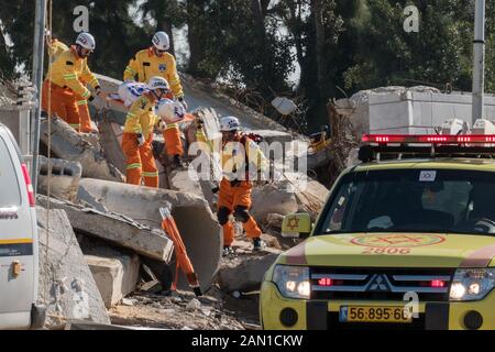 Zikim, Israel. Januar 2020. Israelische Ersthelfer setzen und bohren die Nachwirkungen eines schweren Erdbebens in einem städtischen Gebiet im Rahmen der 6. Internationalen Konferenz zur Notfallvorbereitung und -Reaktion (IPRED VI) auf der IDF-Hauptbefehlsbasis ein. Auf der Konferenz waren etwa 1.000 Nothelfer von zivilen und militärischen Organisationen aus 37 Ländern vertreten. Gutschrift: Nir Alon/Alamy Live News. Stockfoto