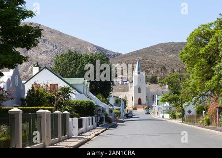 Blick auf die Church Street zur Nederduitse Gereformeerde Kerk oder NG Kerk, Montagu, Route 62, Boland, westkappe, Südafrika Stockfoto