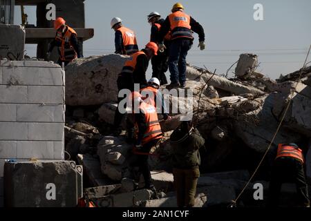 Zikim, Israel. Januar 2020. Israelische Ersthelfer setzen und bohren die Nachwirkungen eines schweren Erdbebens in einem städtischen Gebiet im Rahmen der 6. Internationalen Konferenz zur Notfallvorbereitung und -Reaktion (IPRED VI) auf der IDF-Hauptbefehlsbasis ein. Auf der Konferenz waren etwa 1.000 Nothelfer von zivilen und militärischen Organisationen aus 37 Ländern vertreten. Gutschrift: Nir Alon/Alamy Live News. Stockfoto