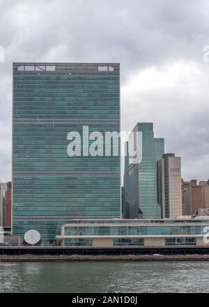 Das UN-Gebäude der Vereinten Nationen, die US-Mission im Gebäude der Vereinten Nationen und das Millennium Hotel UN Plaza (hinten), New York City, Vereinigte Staaten Von Amerika Stockfoto