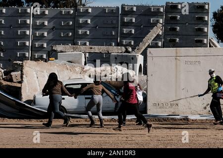 Zikim, Israel. Januar 2020. Israelische Ersthelfer setzen und bohren die Nachwirkungen eines schweren Erdbebens in einem städtischen Gebiet im Rahmen der 6. Internationalen Konferenz zur Notfallvorbereitung und -Reaktion (IPRED VI) auf der IDF-Hauptbefehlsbasis ein. Auf der Konferenz waren etwa 1.000 Nothelfer von zivilen und militärischen Organisationen aus 37 Ländern vertreten. Gutschrift: Nir Alon/Alamy Live News. Stockfoto