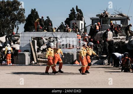 Zikim, Israel. Januar 2020. Israelische Ersthelfer setzen und bohren die Nachwirkungen eines schweren Erdbebens in einem städtischen Gebiet im Rahmen der 6. Internationalen Konferenz zur Notfallvorbereitung und -Reaktion (IPRED VI) auf der IDF-Hauptbefehlsbasis ein. Auf der Konferenz waren etwa 1.000 Nothelfer von zivilen und militärischen Organisationen aus 37 Ländern vertreten. Gutschrift: Nir Alon/Alamy Live News. Stockfoto