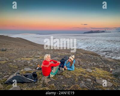 Wissenschaftlerinnen, die eine Pause einlegen, die Glaziologische Gesellschaft Frühlingsexpedition, der Vatnajokull-Gletscher, Island, Die Stockfoto