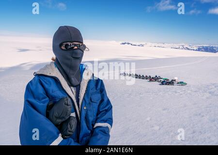 Wissenschaftler, die Schutzausrüstung tragen, Die Glaziologische Gesellschaft Frühlingsexpedition, der Vatnajokull-Gletscher, Island Stockfoto