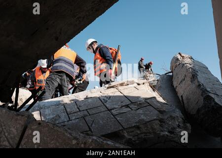 Zikim, Israel. Januar 2020. Israelische Ersthelfer setzen und bohren die Nachwirkungen eines schweren Erdbebens in einem städtischen Gebiet im Rahmen der 6. Internationalen Konferenz zur Notfallvorbereitung und -Reaktion (IPRED VI) auf der IDF-Hauptbefehlsbasis ein. Auf der Konferenz waren etwa 1.000 Nothelfer von zivilen und militärischen Organisationen aus 37 Ländern vertreten. Gutschrift: Nir Alon/Alamy Live News. Stockfoto