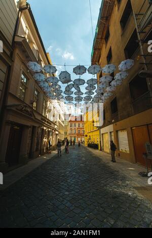 Sonnenschirme Straßendekoration in der Altstadt Stockfoto