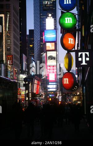 Times Square in New York bei Nacht Stockfoto