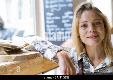 Lächelnde junge Frau im Lebensmittelgeschäft Stockfoto
