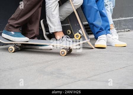 Freunde mit Skateboards Stockfoto