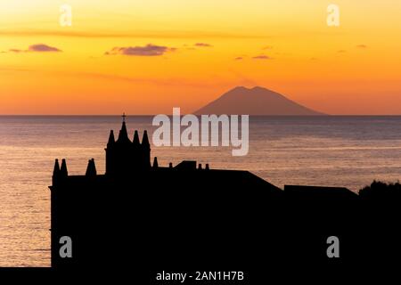 Tropea, Kalabrien, Italien: Sonnenuntergang mit dem Vulkan Stromboli und der Kirche Santa Maria dell'Isola, mittelalterliche shrineon oben eine kleine Insel Stockfoto