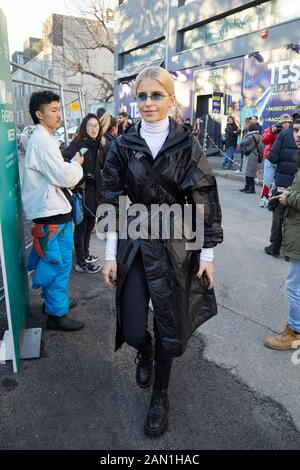 Mailand, ITALIEN - 11. JANUAR 2019: Caroline Daur vor Marni Modenschau, Milan Fashion Week Street Style Stockfoto