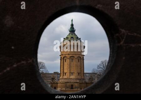 Mannheim "Wasserturm" Wasserturm in Rosengarten durch den Stein Rad gesehen Stockfoto