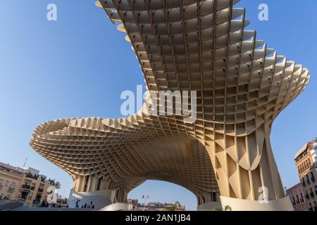 Jürgen Mayer 2011 Metropol Parasol steht an der Plaza de la Encarnacion in Sevilla. Einer der grössten Holz- Strukturen, der je gebaut wurde, ist 26 m hoch. Stockfoto