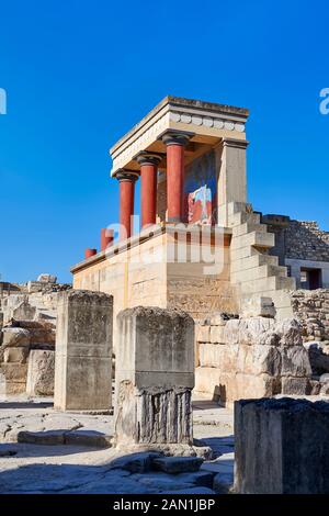 Minoan des North Entrance Propylaeum mit seiner bemalten Stierkampfarena, der archäologischen Stätte des Knossos-Palastes, auf Crete Stockfoto