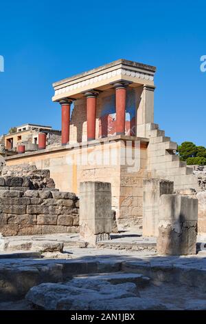 Minoan des North Entrance Propylaeum mit seiner bemalten Stierkampfarena, der archäologischen Stätte des Knossos-Palastes, auf Crete Stockfoto