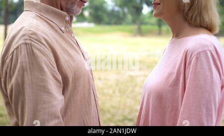 Älterer Mann und Frau einander, romantische Treffen in Landschaft, Datum Stockfoto