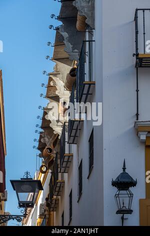 Reich verzierten schmiedeeisernen Verzierungen an einem Gebäude in Santa Cruz in Sevilla. Stockfoto