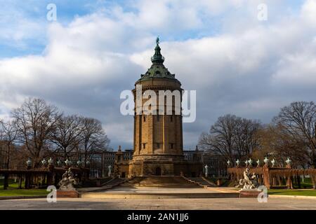 Mannheimer Wasserturm in Rosengarten im Winter Sonnenschein Stockfoto