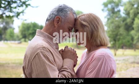 Gerne ältere Paare halten sich an den Händen, romantische Momente, Zweisamkeit Stockfoto