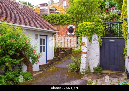 8. Juni 2017 eine abgelegene Ecke mit einem Cottage und üppigen Garten Wachstum in Lymington an der Südküste von England Anfang Juni Stockfoto