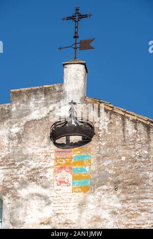 Eine schmiedeeiserne Krone, Kreuz und Wetterfahne eine Wand von der Casa de Pilatos in Sevilla schmücken. Stockfoto