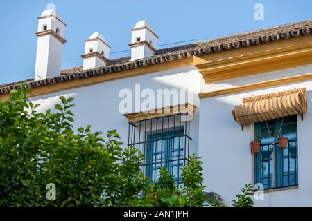 Traditionelle Schornsteine und rollte Jalousien an den Hospes Las Casas del Rey de Baeza Hotel in Plaza de Jesús de la Redención, Sevilla Stockfoto