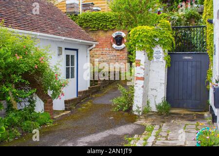 8. Juni 2017 eine abgelegene Ecke mit einem Cottage und üppigen Garten Wachstum in Lymington an der Südküste von England Anfang Juni Stockfoto