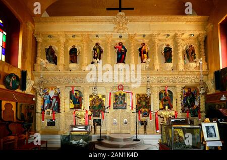 Macherado, Zakynthos, Griechenland - 30. Mai 2016: Iinside Wallfahrtskirche Agia Mavra mit Symbolen und hölzernen Altar von lokalen Künstler Stockfoto